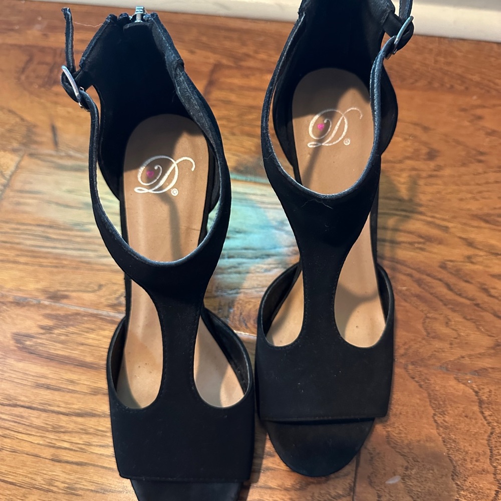 Delicious Black T-Strap Peep-Toe Heels with Ankle Buckle - Picture 4 of 5